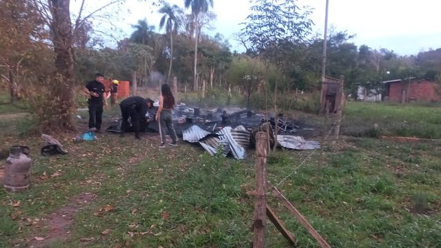 Un incendio destruyó por completo una vivienda en las 2000 Hectáreas de Puerto Iguazú.