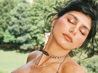 Túnica satinada, bikini verde oliva y joyería de cuerpo: las dos facetas del glamoroso look de alta mar de Mia Khalifa