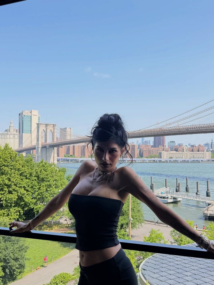 Top "strapless", cadenas corporales y total black: el arriesgado look de Mia Khalifa en Nueva York