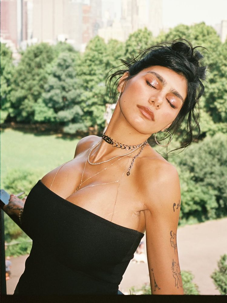 Top "strapless", cadenas corporales y total black: el arriesgado look de Mia Khalifa en Nueva York