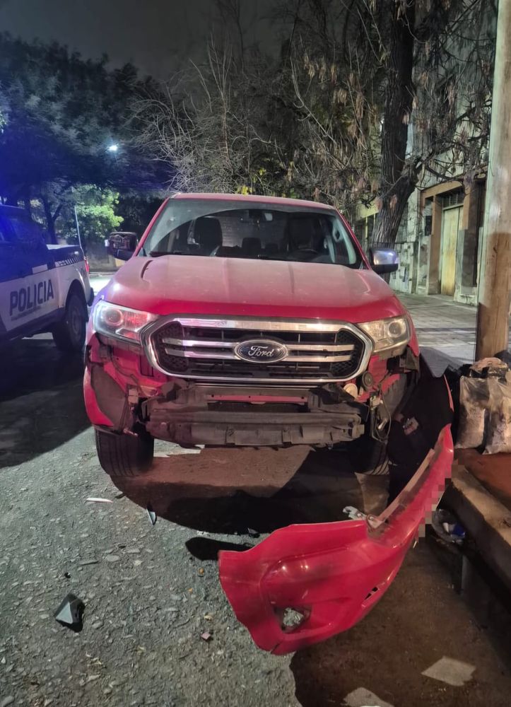 El colectivo chocó contra una camioneta Ford Ranger.