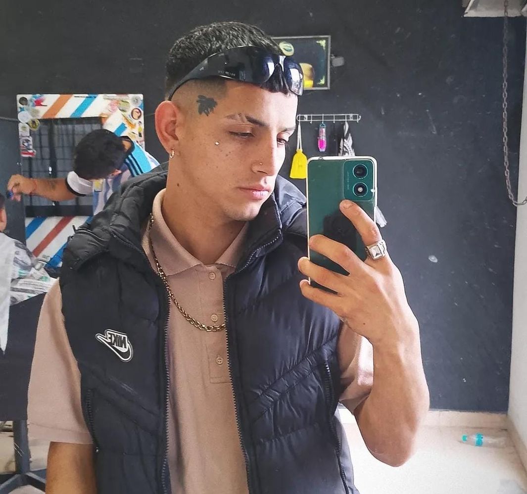 Tener un local para cortar el pelo y tatuar, el gran sueño de Elías.