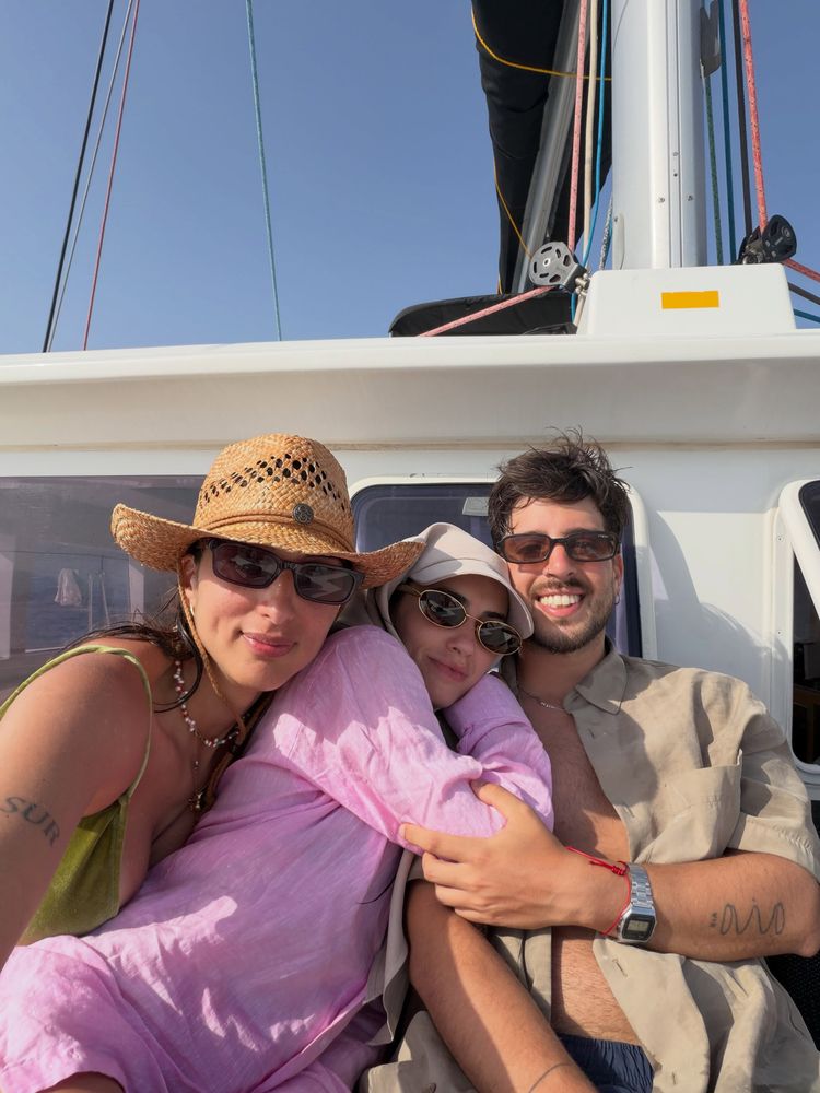 La cantante y actriz compartió sus vacaciones con amigos.
