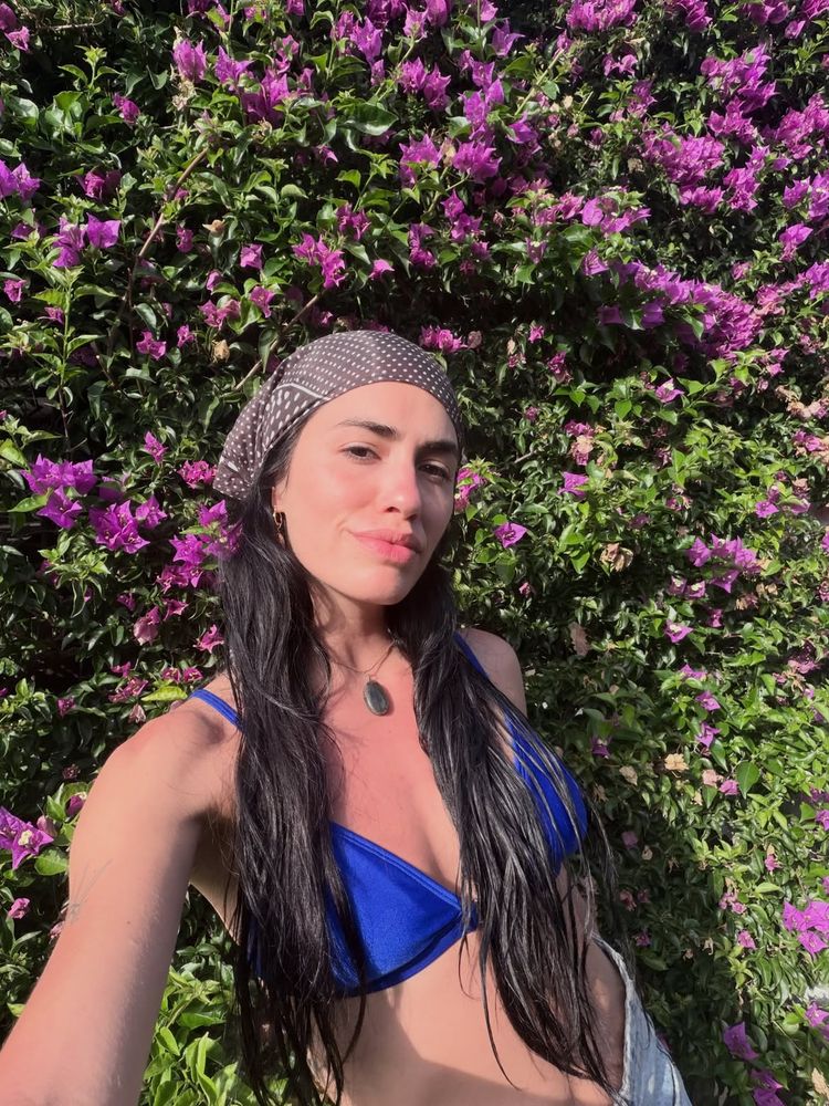 Desde Cerdeña, Lali Espósito disfrutó de sus vacaciones con un look retro chic y se adelantó a la tendencia del verano