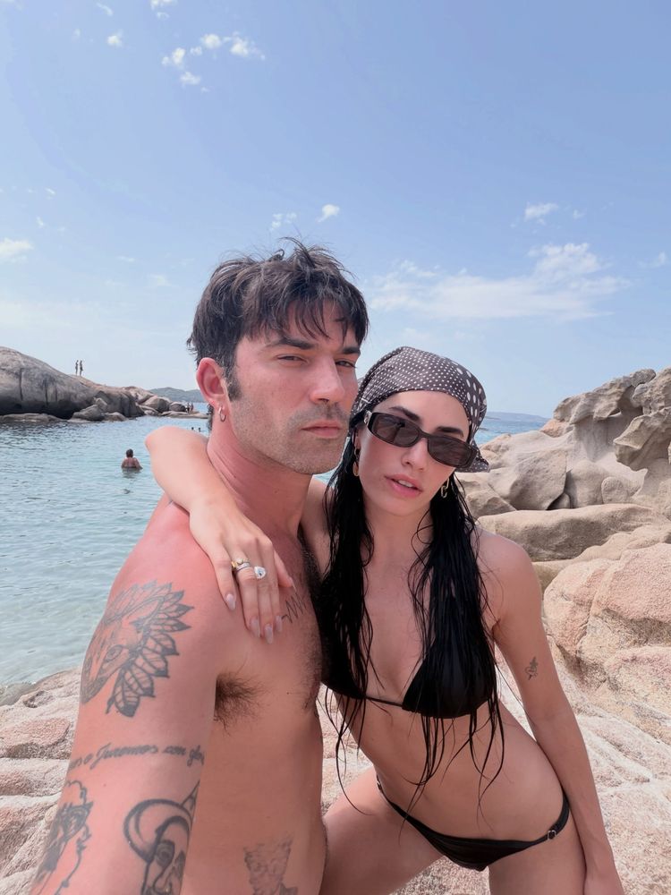 La pareja disfrutó de la playa.