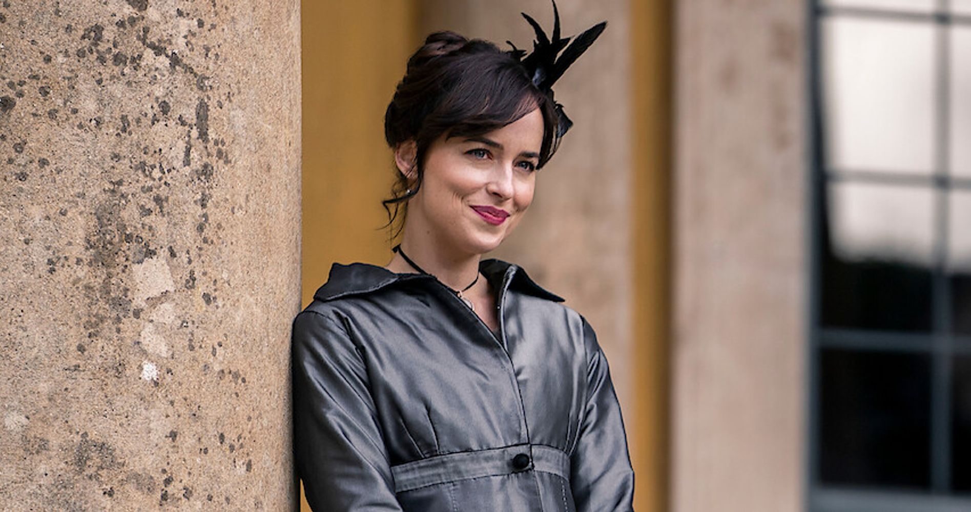 Dakota Johnson interpreta a Anne Elliot, una mujer marcada por una decisión del pasado.