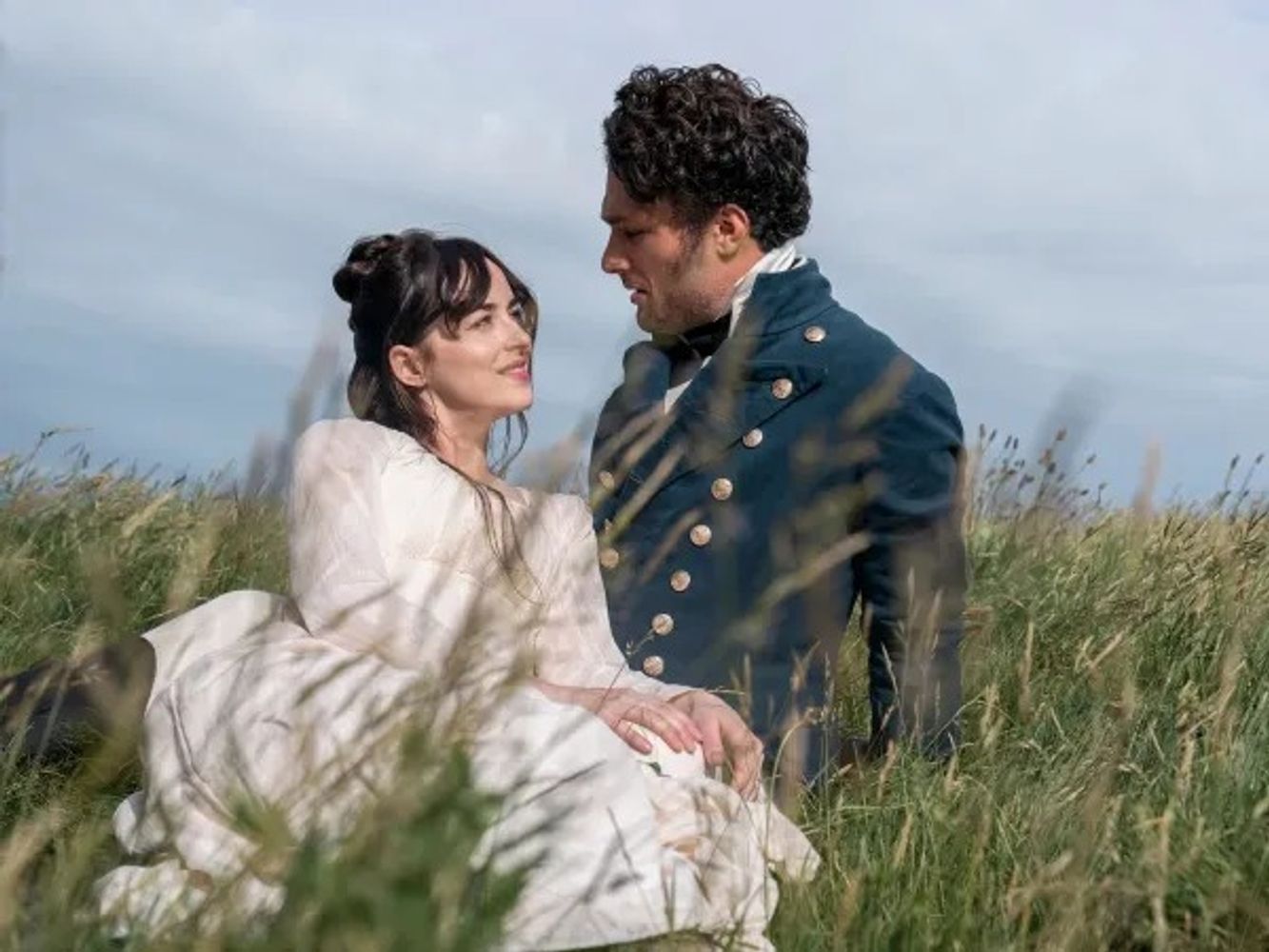 Dakota Johnson protagoniza “Persuasión”, una historia de amor perdido y segundas oportunidades disponible en Netflix.