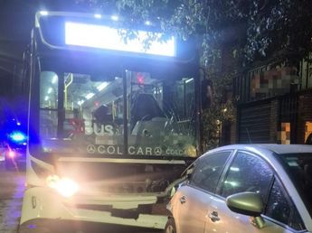 Un colectivo chocó contra dos autos en Córdoba: las fuertes imágenes