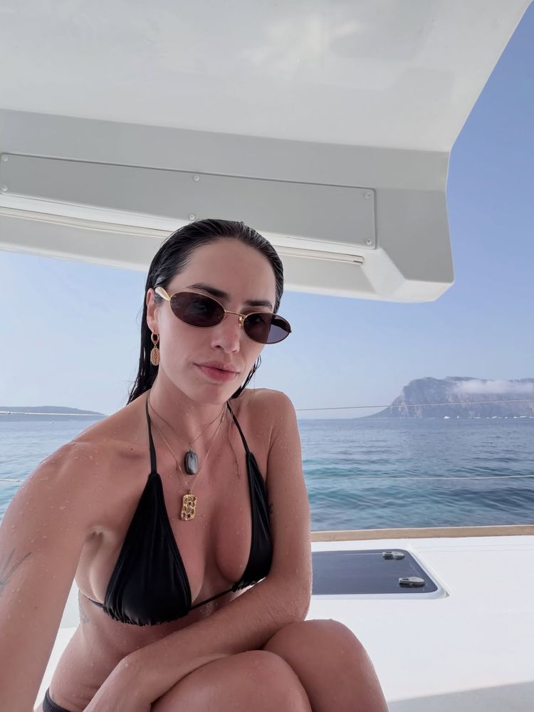 Pañuelo a lunares, bijou dorada y anteojos de diseño: las claves del look veraniego con el que Lali Espósito deslumbró desde Cerdeña