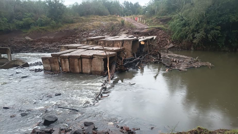 Sigue interrumpido el paso sobre el arroyo Yabebiry tras la destrucción del puente provisorio