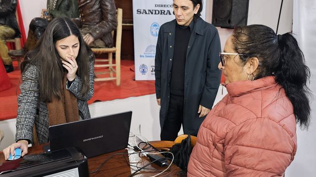 Personal del Instituto guio a los vecinos en la descarga de la aplicación, la actualización de datos y el acceso a expedientes.