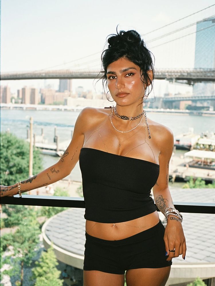 Top "strapless", cadenas corporales y total black: el arriesgado look de Mia Khalifa en Nueva York