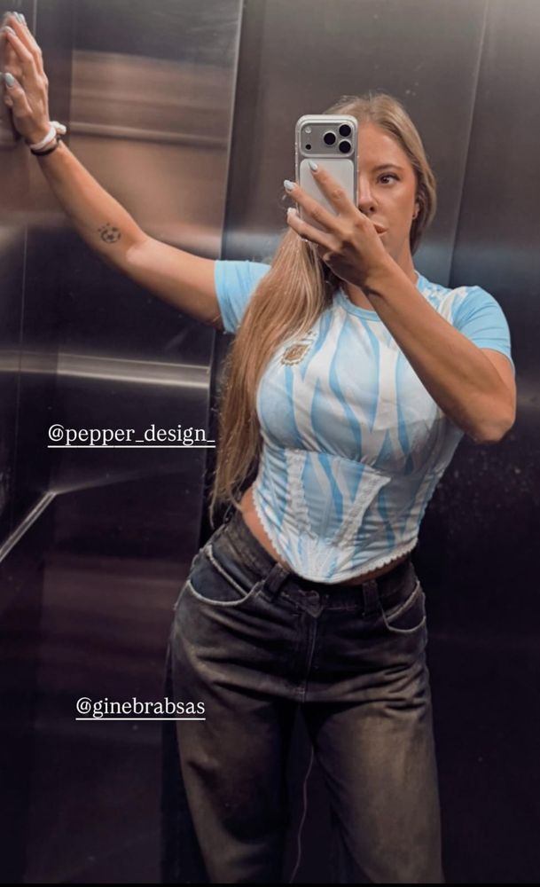 Corset albiceleste y jean "acid wash": el look de Nati Jota que es furor y todos quieren copiar