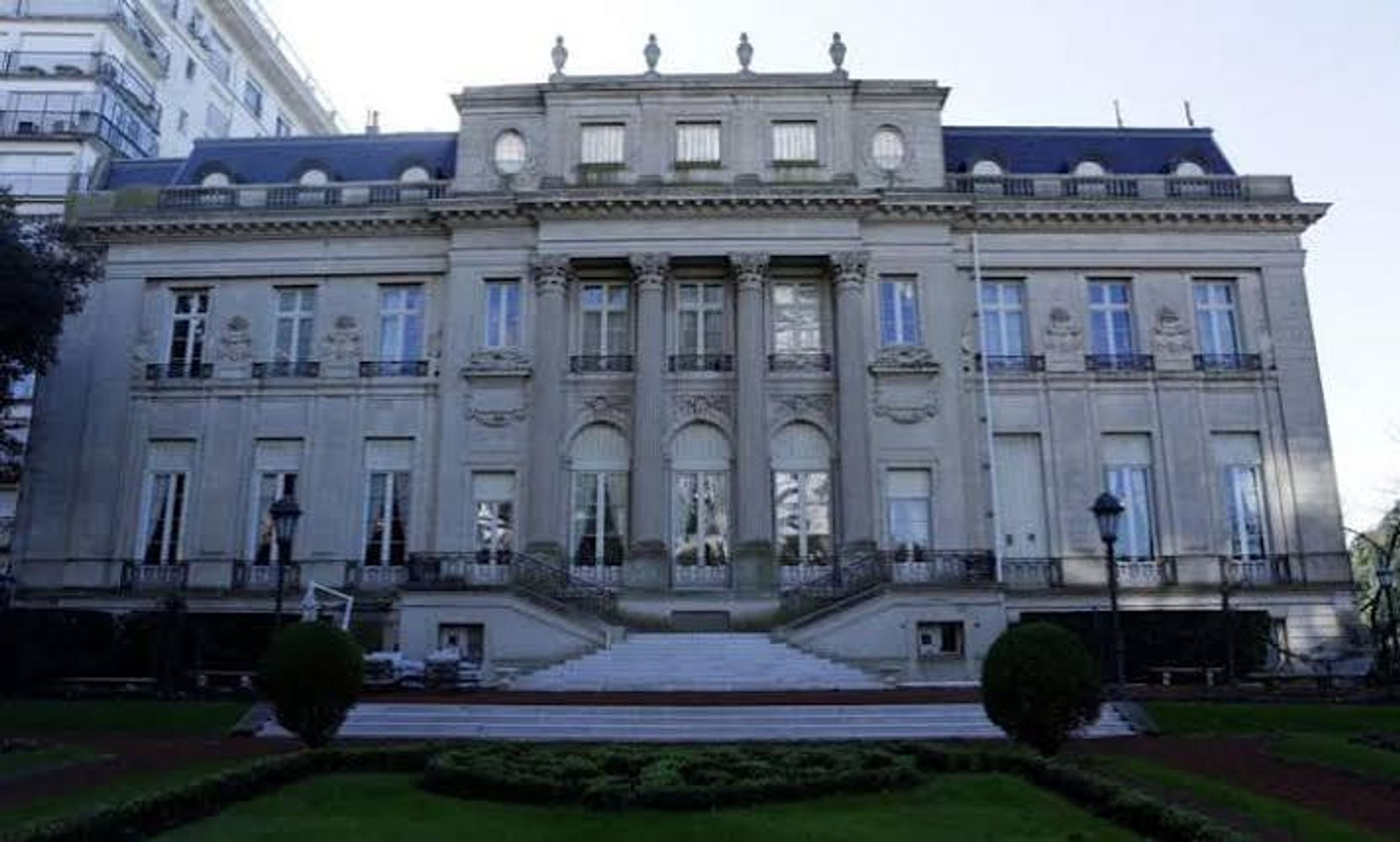 La embajada estadounidense se encuentra buscando nuevos empleados.