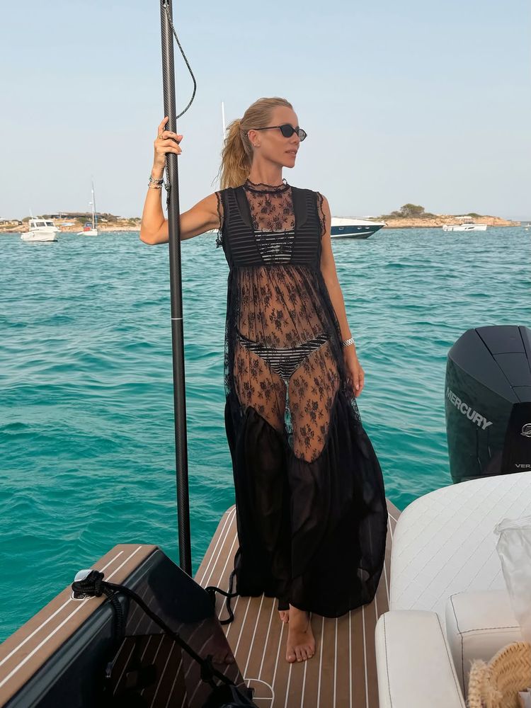 Encaje, transparencias y estampa marinera: el deslumbrante vestido de tarde con el que Nicole Neumann cautivó el verano europeo
