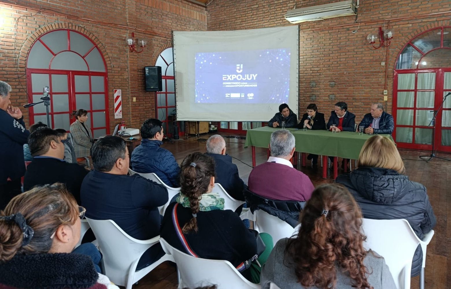 La presentación de la Expojuy 2026 contó con la presencia de autoridades provinciales y municipales, legisladores, empresarios, productores, representantes de instituciones productivas, profesionales, entre otros actores vinculados al sector.
