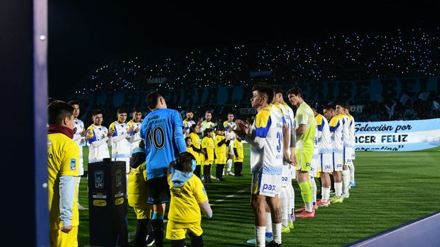Lucas Zelarayán, la figura de Belgrano, en el pasillo del campeón.
