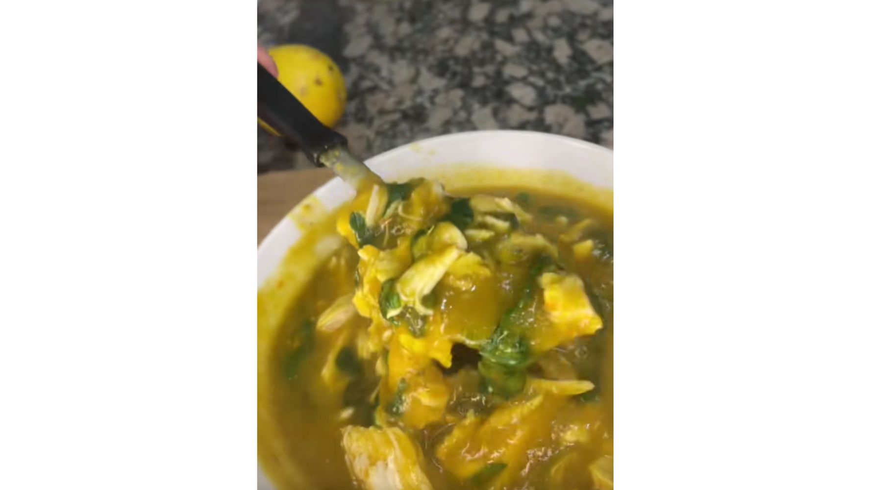 Esta sopa puede quedar muy completa sumándole ingredientes claves a la bandejita de verduras.