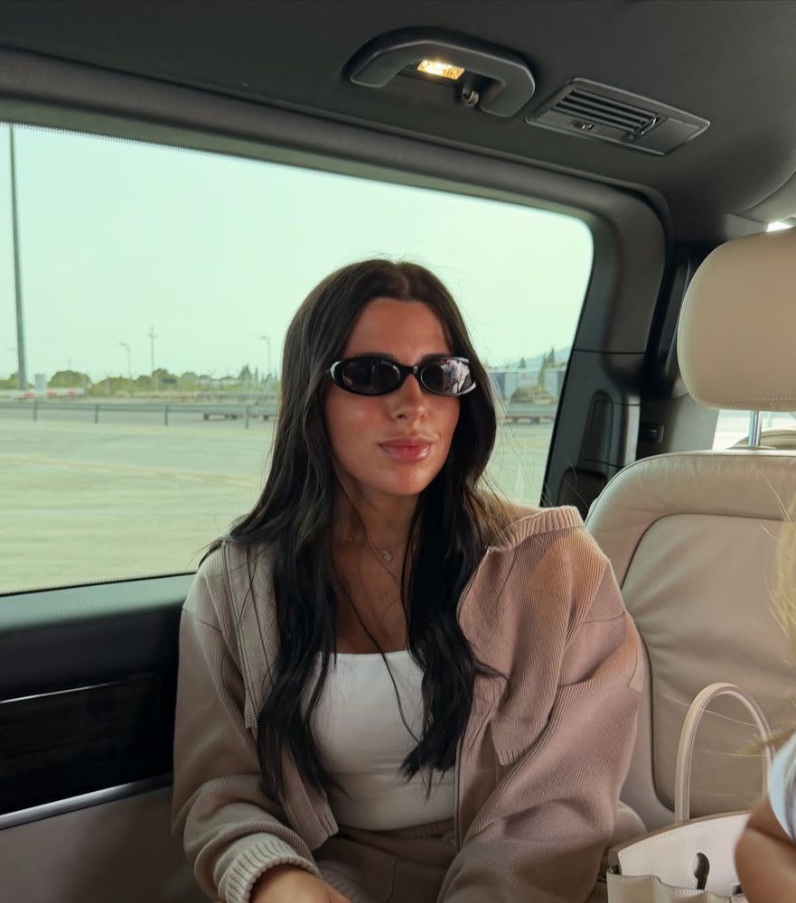 Valentina Cervantes eligió el bolso Birkin que no pasa de moda y lo combinó con un outfit de colores neutros