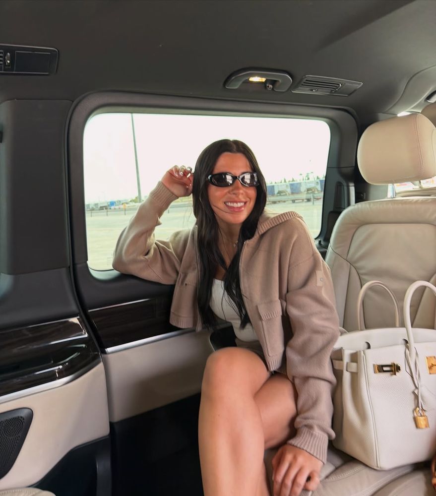 Valentina Cervantes eligió el bolso Birkin que no pasa de moda y lo combinó con un outfit de colores neutros
