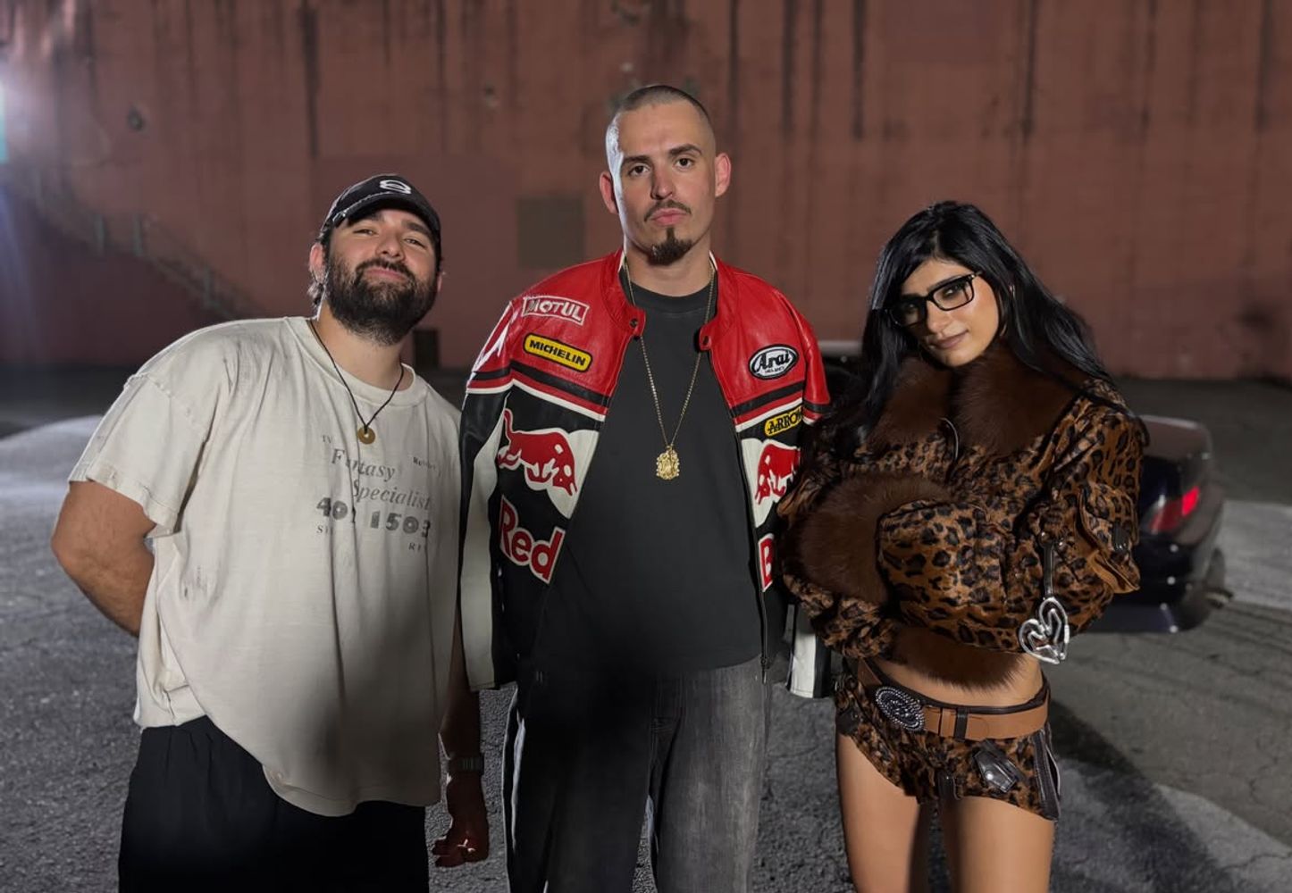 Animal print, pieles y sandalias romanas: el arriesgado outfit de  Mia Khalifa 