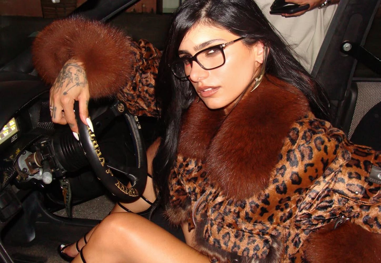 Animal print, pieles y sandalias romanas: el arriesgado outfit de  Mia Khalifa 
