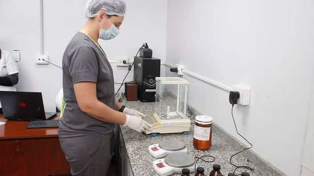 El Hospital Avellaneda sostiene desde 2021 un servicio de medicamentos personalizados con certificación ISO.