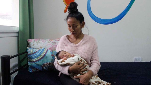 Las lluvias deterioraron el único camino de acceso a su hogar en la Alta Montaña.