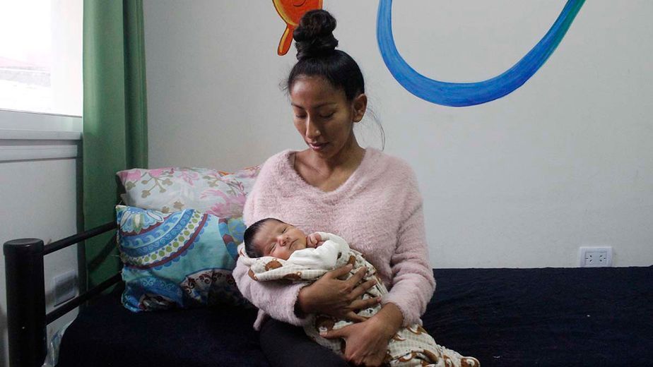 Las lluvias deterioraron el único camino de acceso a su hogar en la Alta Montaña.