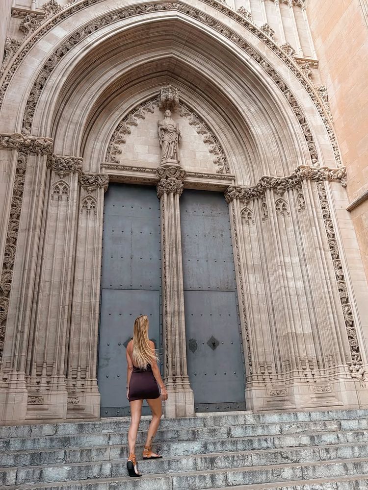 Nicole Neumann disfrutó del verano europeo con un vestido con escote "halter" y se llevó todos los likes
