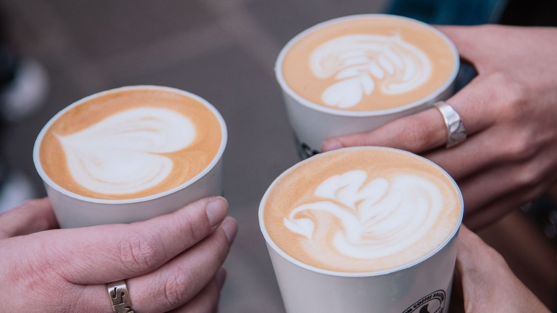 Un error muy común que señalan los baristas: "Deja de presionar el café en el filtro, así solo quedará más amargo"