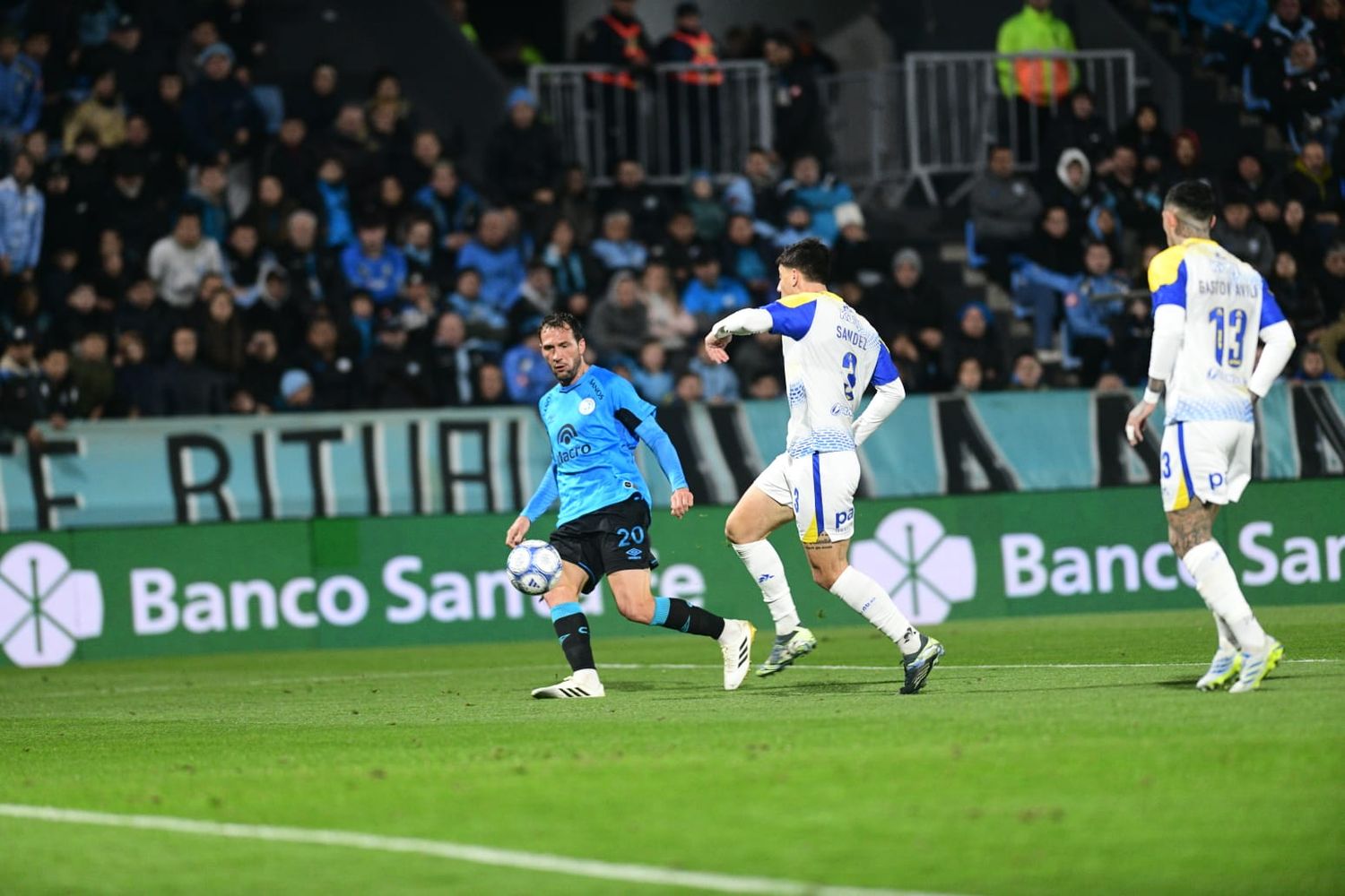 Ya partió el pase sutil del "Mudo" Vázquez, para que "Uvita" Fernández ponga el 1 a 0 de Belgrano.