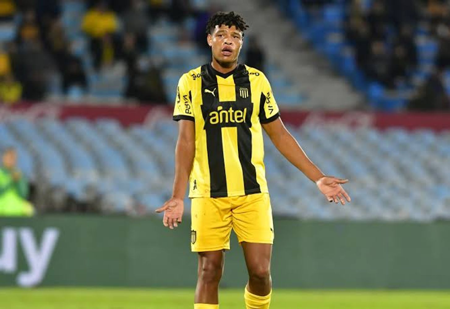 El delantero nació futbolísticamente en Peñarol, uno de los clubes más grandes de Uruguay.