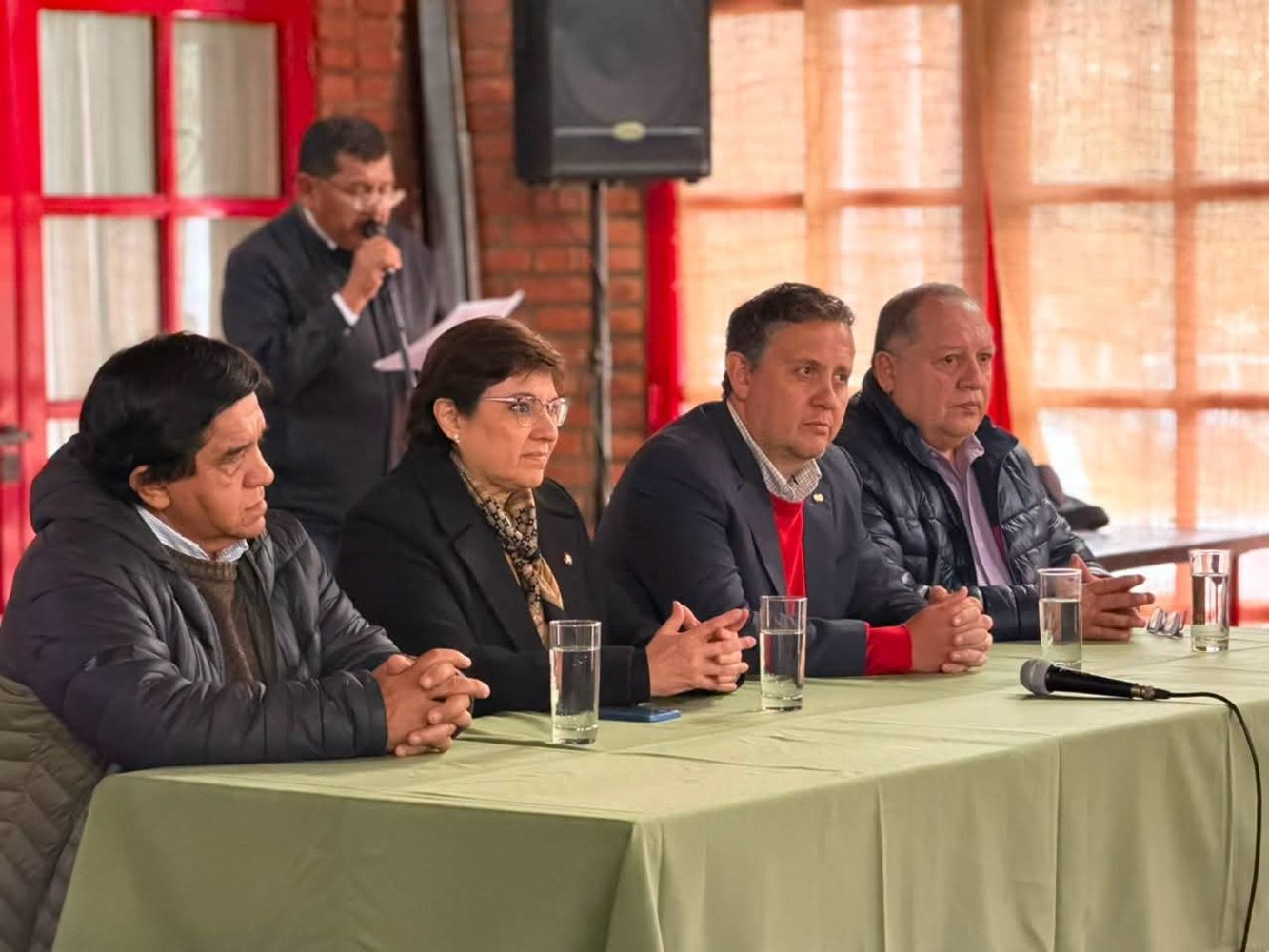 De izquierda a derecha, el secretario de Gobierno de Perico, César Rodríguez; la ministra de Planificación Estratégica y Modernización, Isolda Calsina; el vicepresidente de la Cámara de Comercio Exterior de Jujuy, Sebastián Mealla; y el directivo de la Cooperativa de Tabacaleros de Jujuy, César Aprile.
