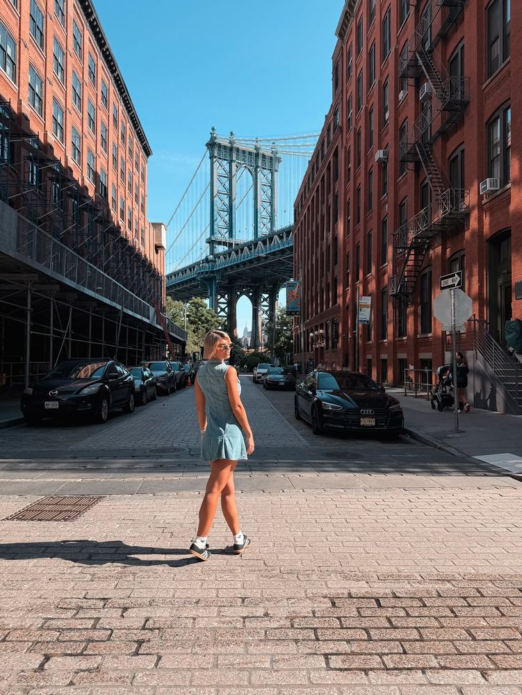 Desde Nueva York, Sara Sklate dio cátedra de estilo con un minivestido de jean denim y marcó tendencia