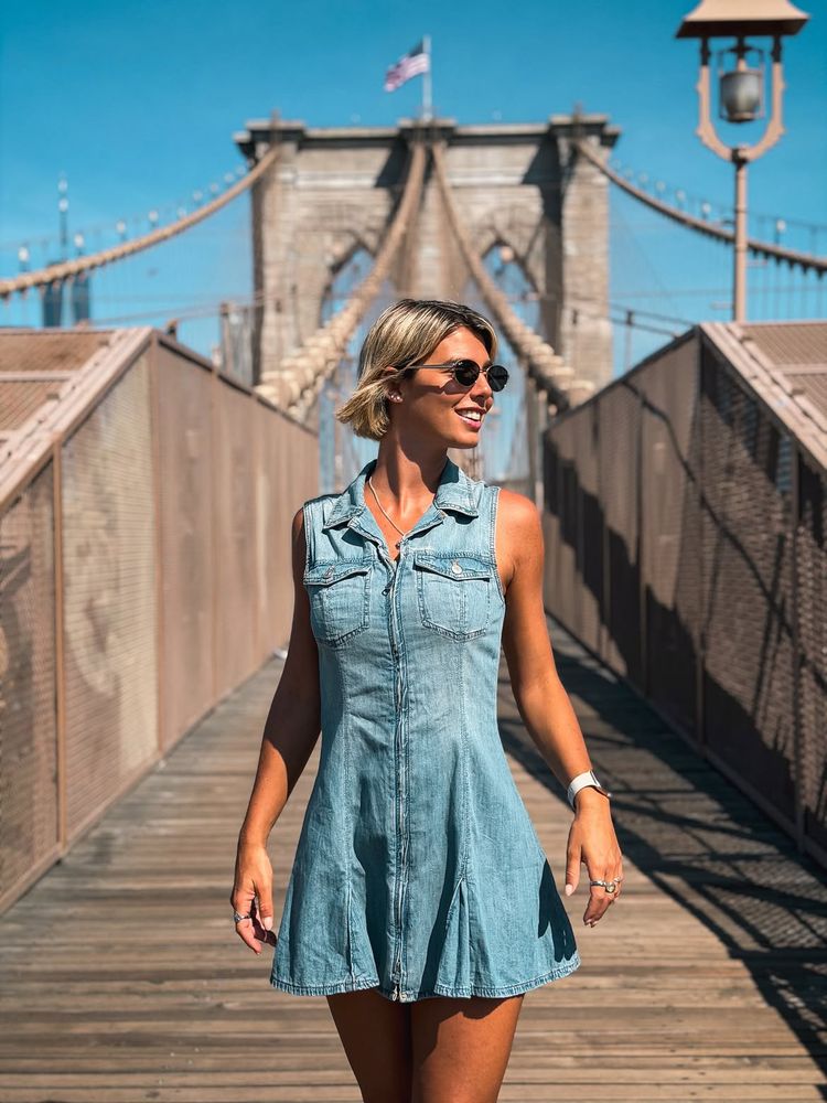 Desde Nueva York, Sara Sklate dio cátedra de estilo con un minivestido de jean denim y marcó tendencia