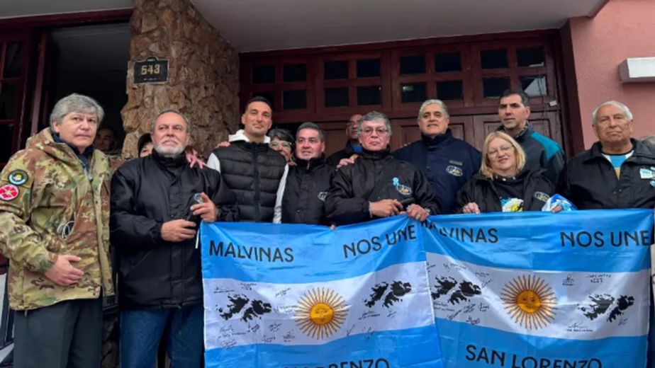 Emotivo encuentro: Lionel Scaloni recibió en su casa a excombatientes de Malvinas en Pujato tras el Mundial