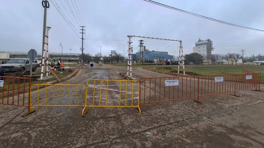 Colocan un delimitador de altura en el cruce de Av. Bernardi y Ruta Nacional 19