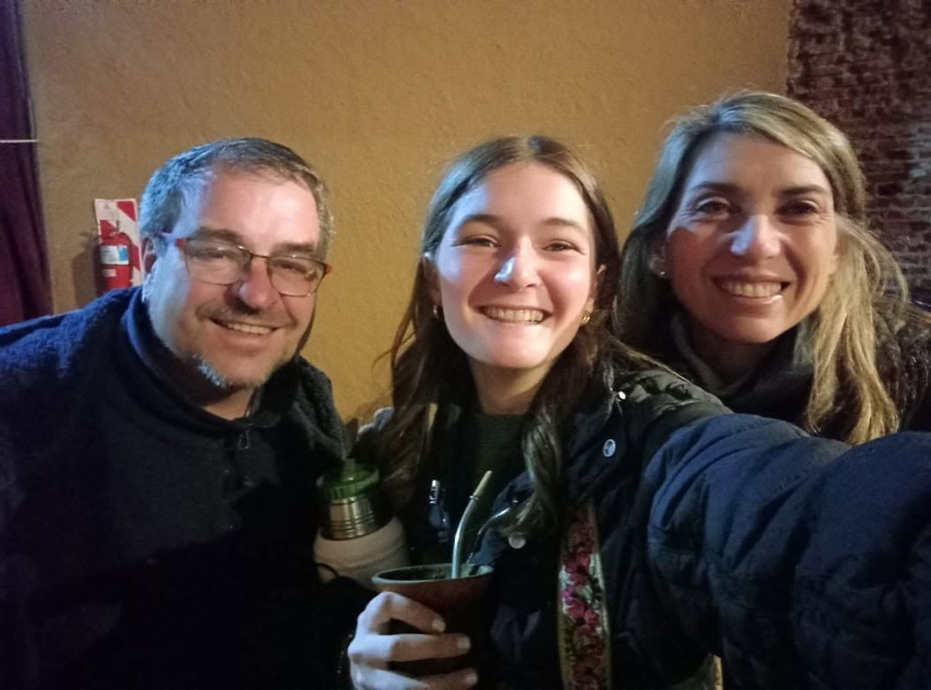 Mate en mano, Maggie Cullen, y a su lado Pucho González, artistas que desde sus propios espacios y regiones dan impulso a la renovación del folclore argentino.