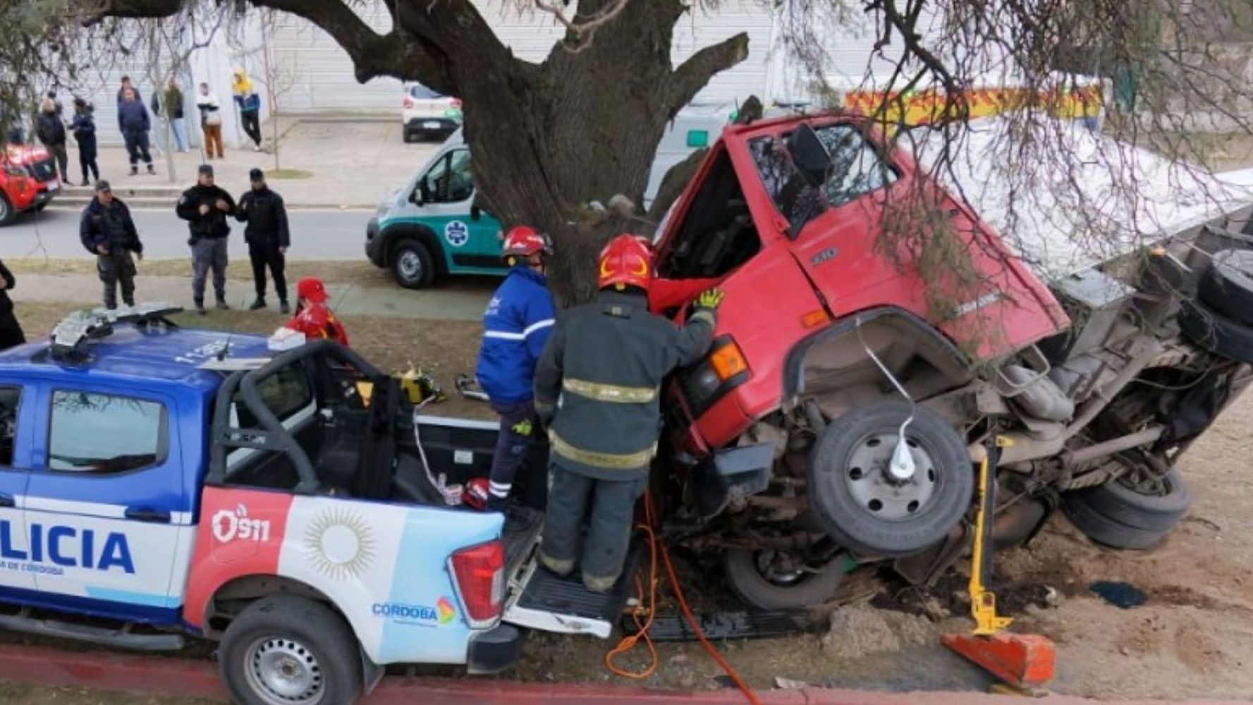 Un camión se quedó sin frenos en avenida Armada Argentina.