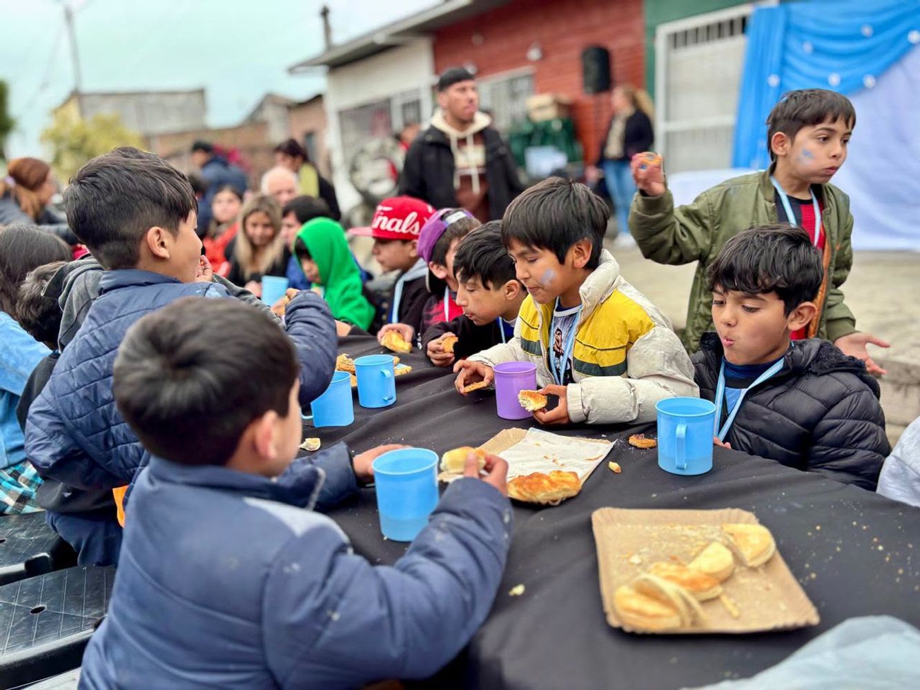 La iniciativa combinó merienda y deporte en el barrio 260 Viviendas.