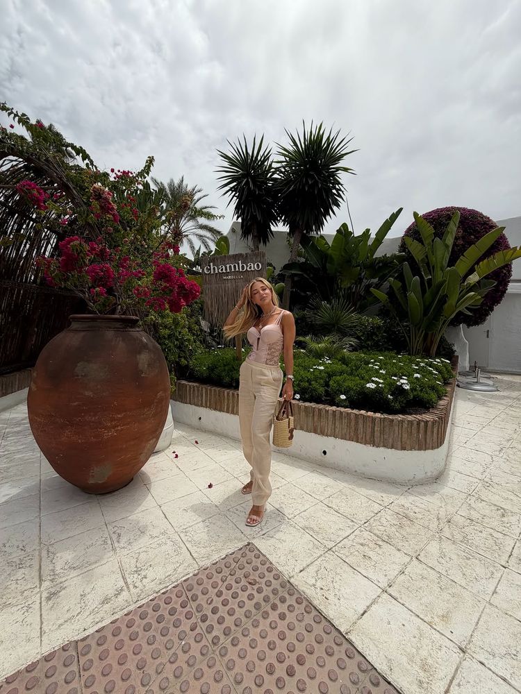 Corset de encaje, pantalón de lino y corona de fiesta: el sofisticado look con el que Evangelina Anderson celebró su cumpleaños en Marbella