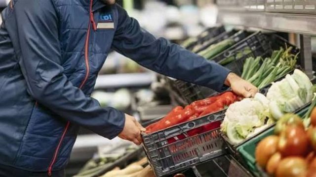 Los trabajadores de comercio recibirán un incremento del 5,7% en sus salarios que se verá reflejado de manera escalonada durante los próximos tres meses.