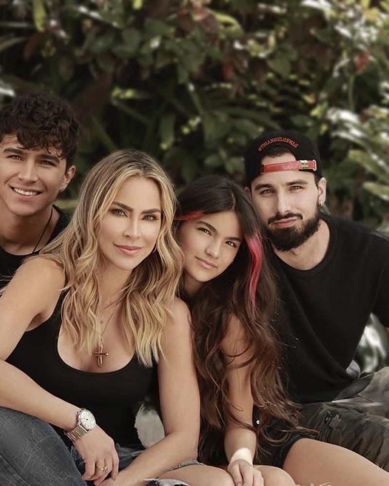 Aylín Mujica junto a sus tres hijos.