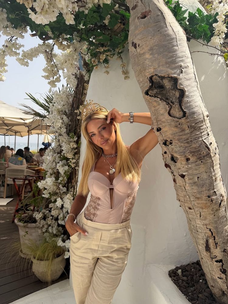 Corset de encaje, pantalón de lino y corona de fiesta: el sofisticado look con el que Evangelina Anderson celebró su cumpleaños en Marbella