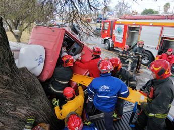 Un camión se quedó sin frenos en plena hora pico en Córdoba: el dramático video