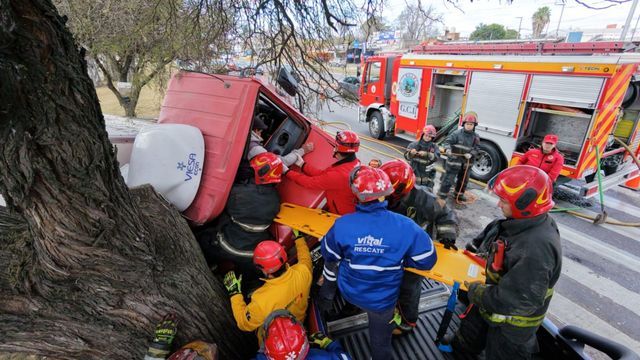 Un camión se quedó sin frenos en avenida Armada Argentina.