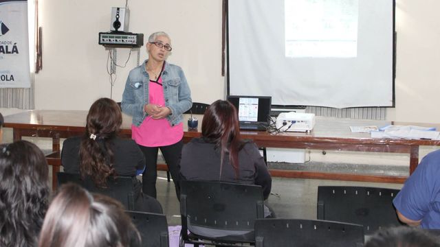 La especialista Mariel Salas, acompañante terapéutica y autora de trabajos sobre TEA, llevó adelante "una capacitación importante para que seguridad, tránsito y salud estén mejor preparados para abordar el autismo en Palpalá", destacó el Grupo TEA "Corazones Azules" de esa ciudad.