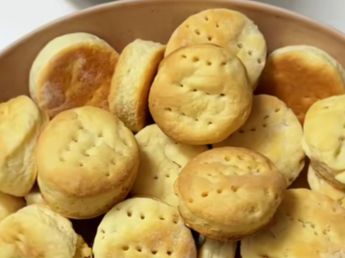 Sin manteca ni grasa: cómo hacer bizcochitos caseros para el mate con solo 3 ingredientes en 30 minutos
