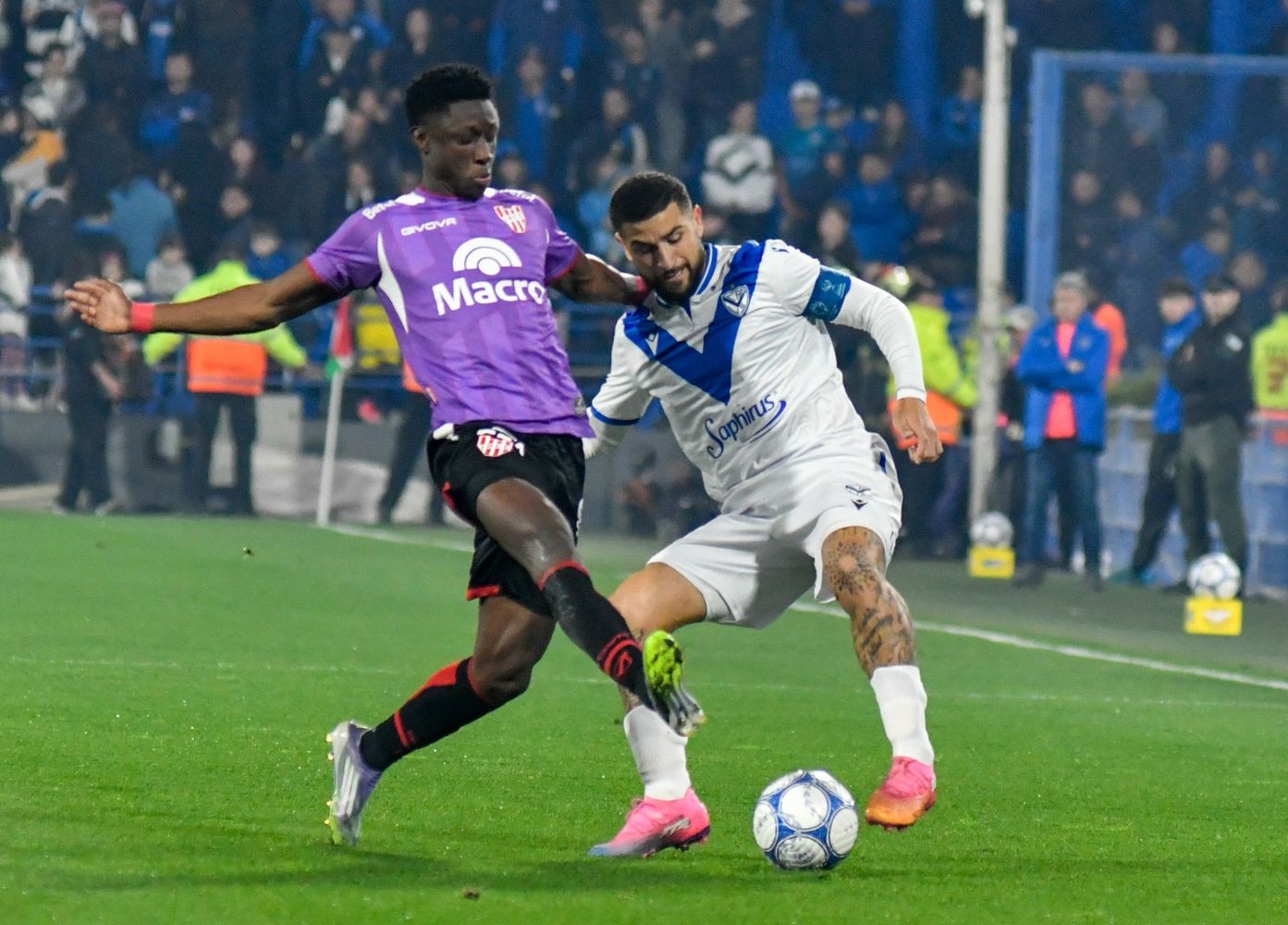 Jhon Córdoba, uno de los que no tuvo puntería en Instituto ante Vélez.